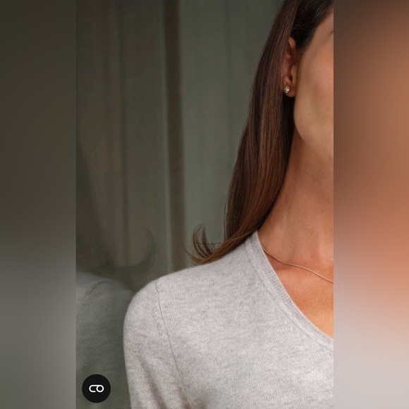 Pure Collection Cashmere V-Neck Sweater in Heather Dove Gray Size 6 - Picture 5 of 14